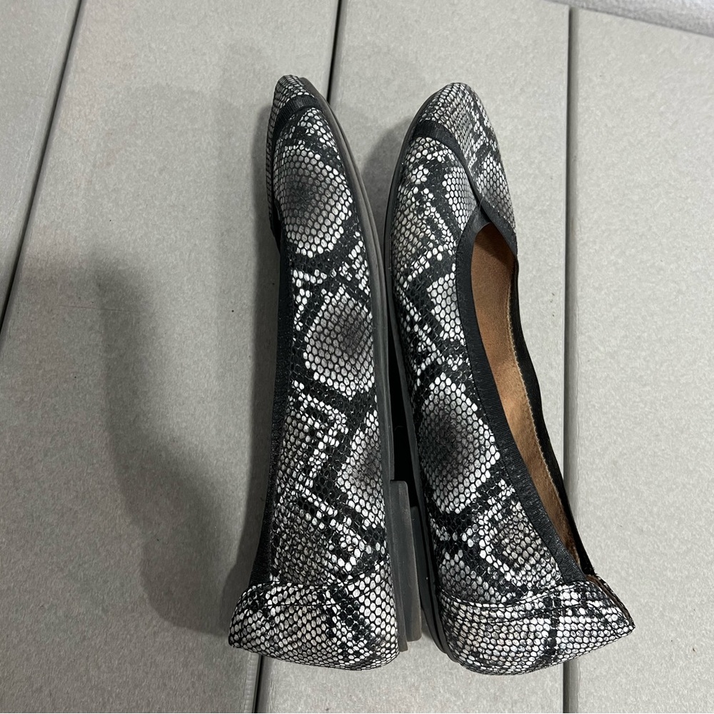 Vionic Flats Size 9 - Picture 2 of 7
